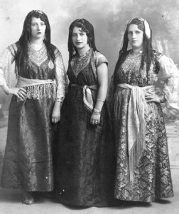 Costumes de fêtes de femmes juives de Oran.